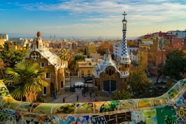 barcelona نمای شهر بارسلونا از پارک گوئل با معماری گائودی و نیمکت موزاییکی رنگارنگ
