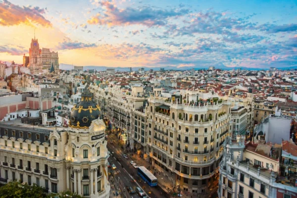 madrid-tour تور مادرید اسپانیا نمای شهر مادرید و ساختمان متروپولیس در غروب