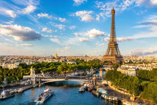 paris_1200x800_optimized نمای پانورامای پاریس شامل برج ایفل، رود سن و پلهای تاریخی در روز روشن